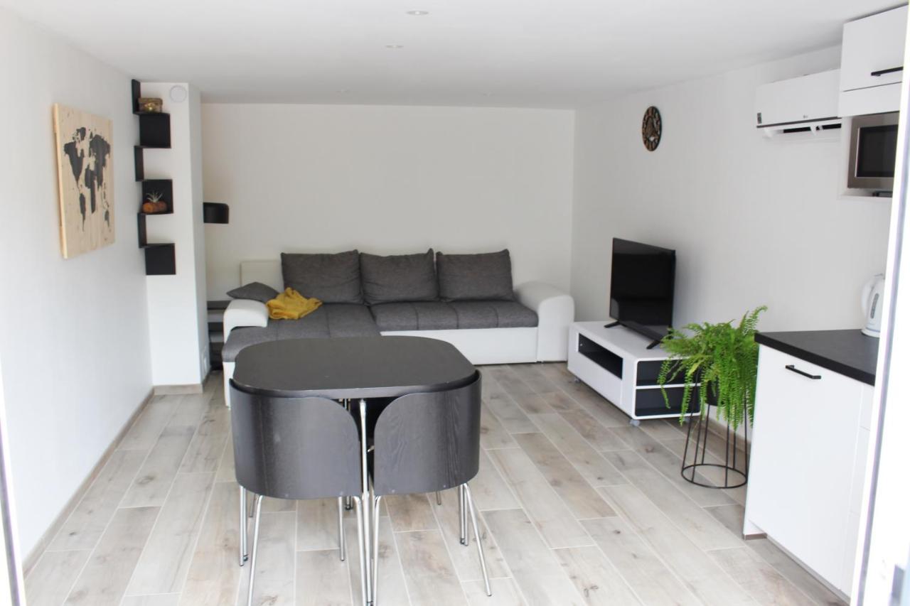 Apartment O17 *
